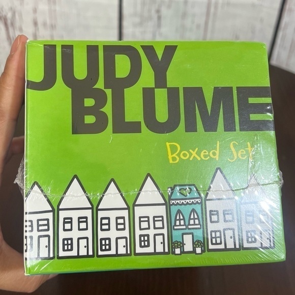 JUDY BLUME boxed set of 8 books plus bonus bookmark New in box and shrinkwrapped - Picture 3 of 7